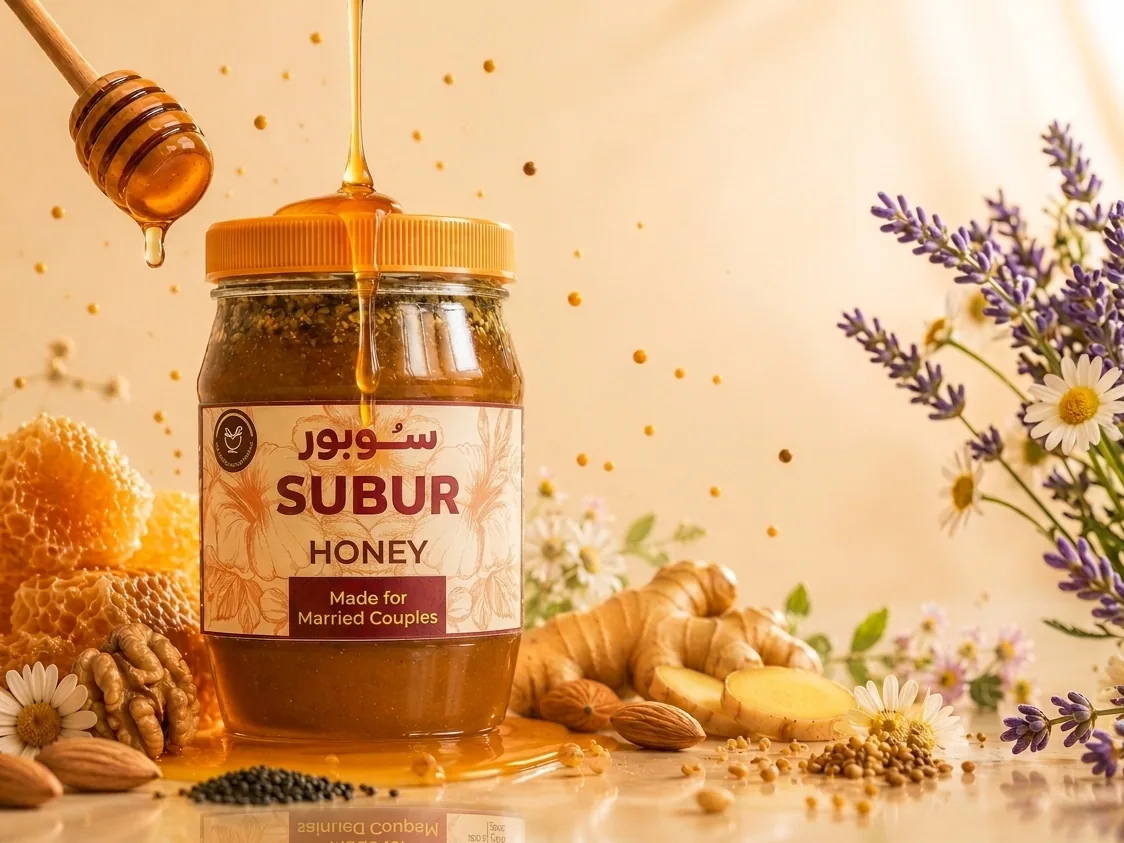 مرطبان عسل سُبور وحول قاعدته شمع العسل والجوز والزنجبيل والخزامى.