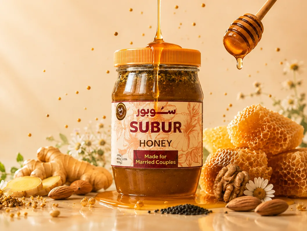 Sebalang madu SUBUR di sebelah sarang madu dan badam, dengan madu mengalir dari penyendok di atasnya.